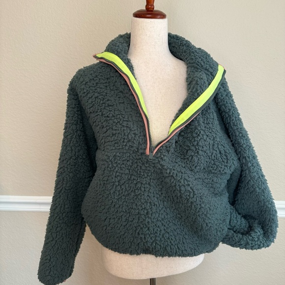 Express Fleece Pullover - Picture 2 of 7